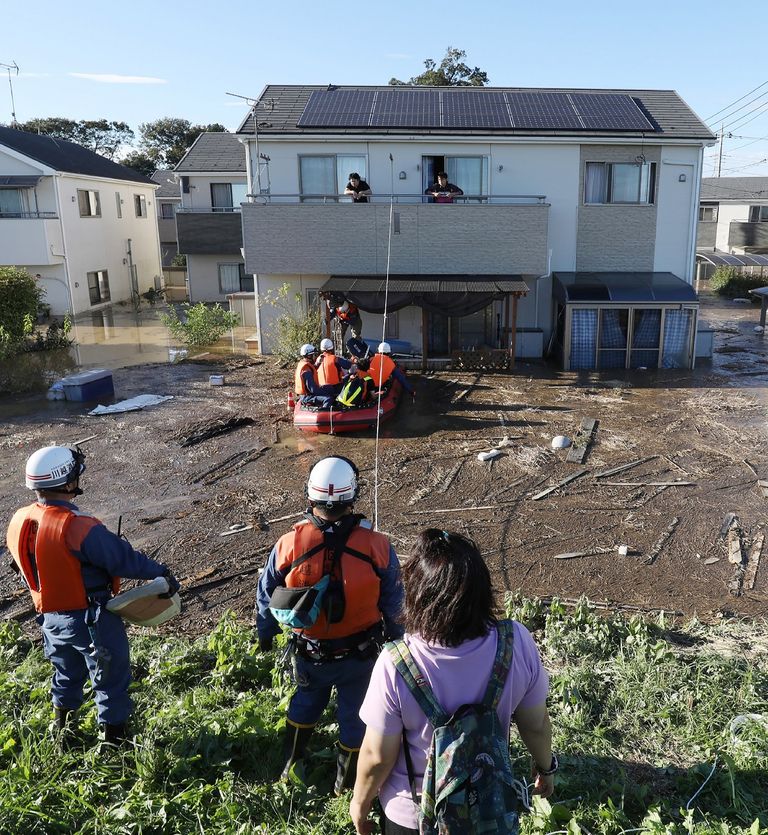 المياه غمرت الشوارع وشلت الحركة في طوكيو