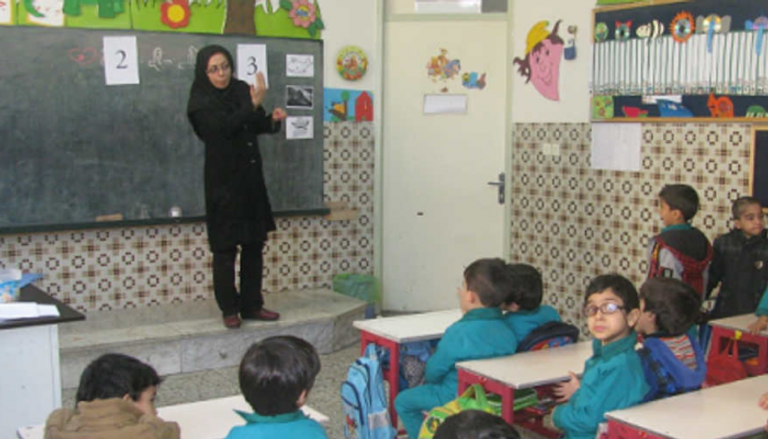 تعليم التلاميد داخل الفصول الدراسية في إيران - أرشيفية