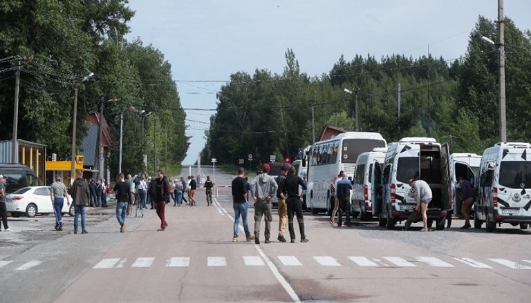 الزائرون ينتظرون لدخول نقطة مراقبة في ديتياتكي في منطقة تشرنوبل بأوكرانيا. إحدى المناطق المهجورة في تشرنوبل