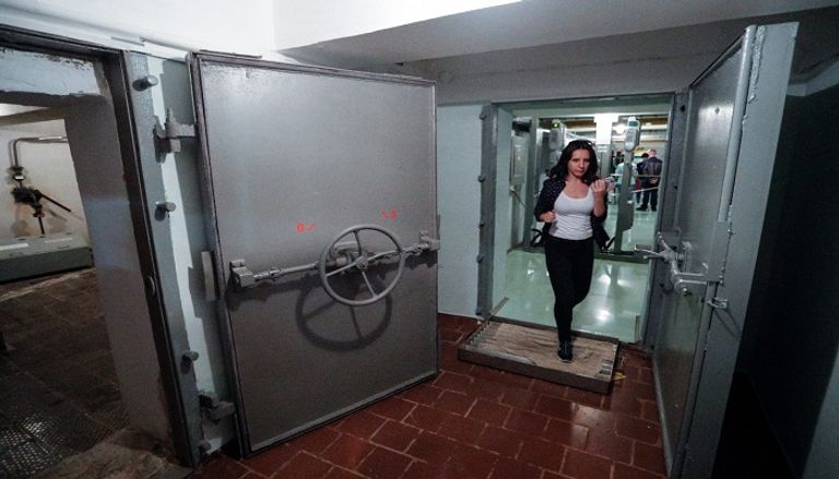 تشرنوبل (أوكرانيا)، زائرة خلال جولة في مفاعل تشرنوبل بأوكرانيا. إحدى المناطق المهجورة في تشرنوبل