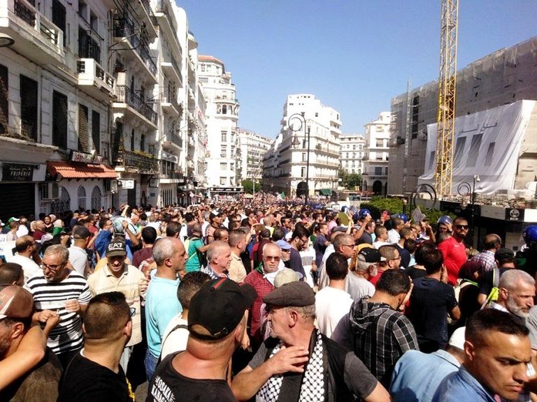 مظاهرات في الجزائر ضد قانون المحروقات مظاهرات في الجزائر ضد قانون المحروقات