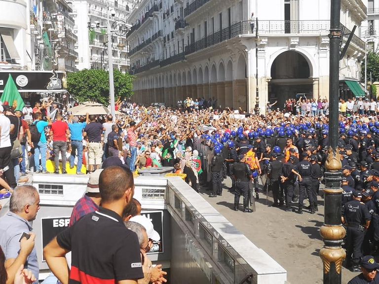 مظاهرات في الجزائر ضد قانون المحروقات مظاهرات في الجزائر ضد قانون المحروقات