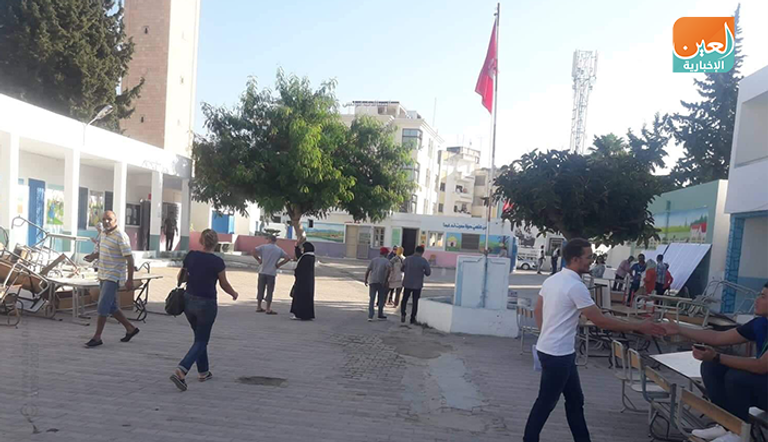 إحدى اللجان الانتخابية تستقبل التونسيين