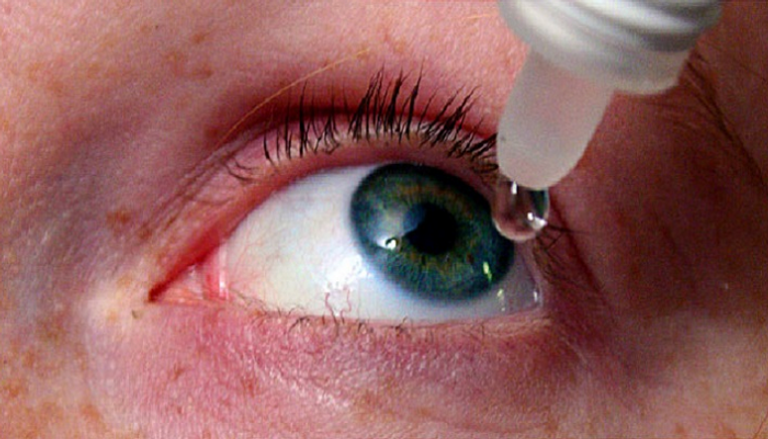 جفاف العين يؤدي لألم وحساسية للضوء في الحالات الشديدة