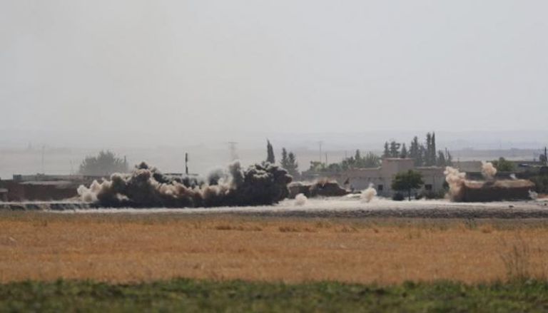 دخان متصاعد من بلدة تل أبيض على الحدود السورية التركية - رويترز