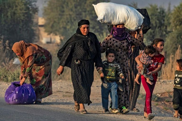 ذعر النساء من وابل القذائف التركية في مدينة القامشلي السورية