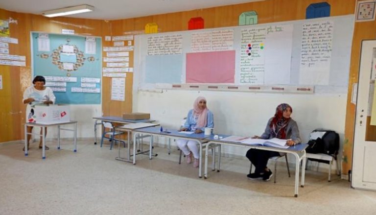 مركز اقتراع بالانتخابات الرئاسية التونسية -رويترز