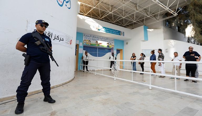 التونسيون ينتخبون رئيسا جديدا - رويترز