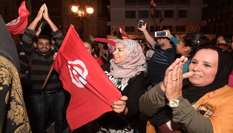تونسيون يحتفلون بفوز قيس سعيد في انتخابات الرئاسة