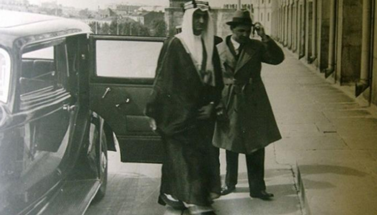 السفير كريم حكيموف يصاحب الملك فيصل بن عبد العزيز آل سعود خلال زيارة لموسكو