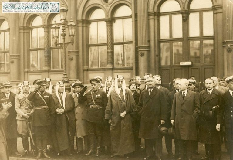 السفير كريم حكيموف يصاحب الملك فيصل بن عبد العزيز آل سعود خلال زيارة لموسكو