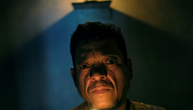 المعالج الروحي الفنزويلي براذر جويانيس في عيادته