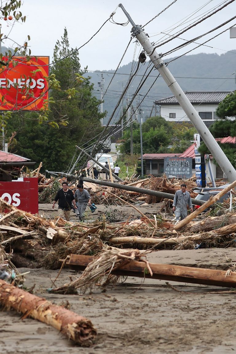 المياه وصل ارتفاعها إلى الخصر في ناجانو بوسط اليابان