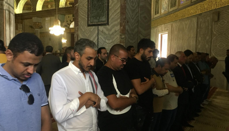 أثناء أداء الصلاة في المسجد الأقصى
