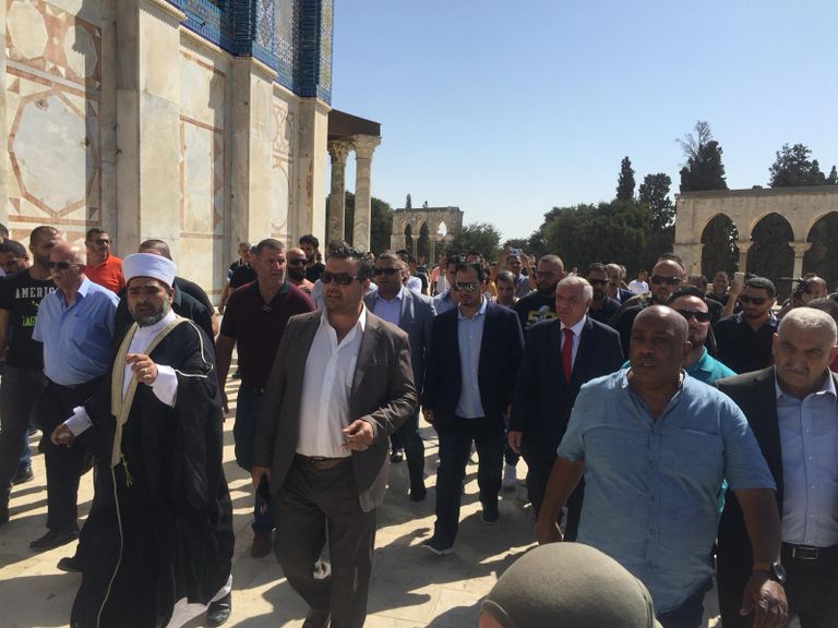 أثناء أداء الصلاة في المسجد الأقصى