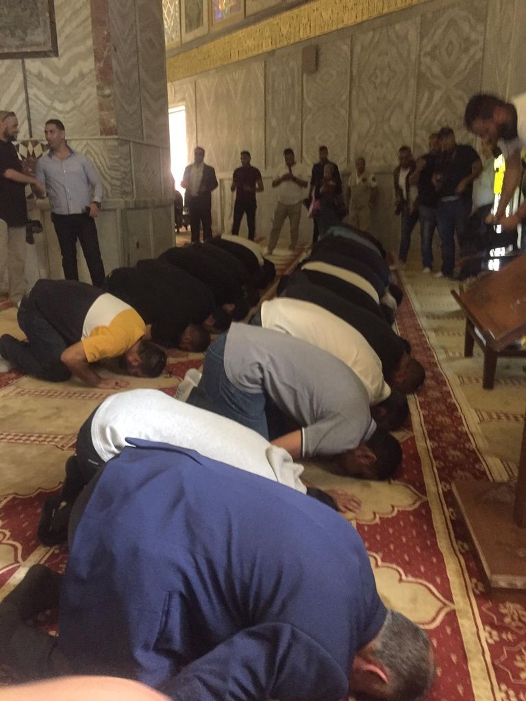 أثناء أداء الصلاة في المسجد الأقصى