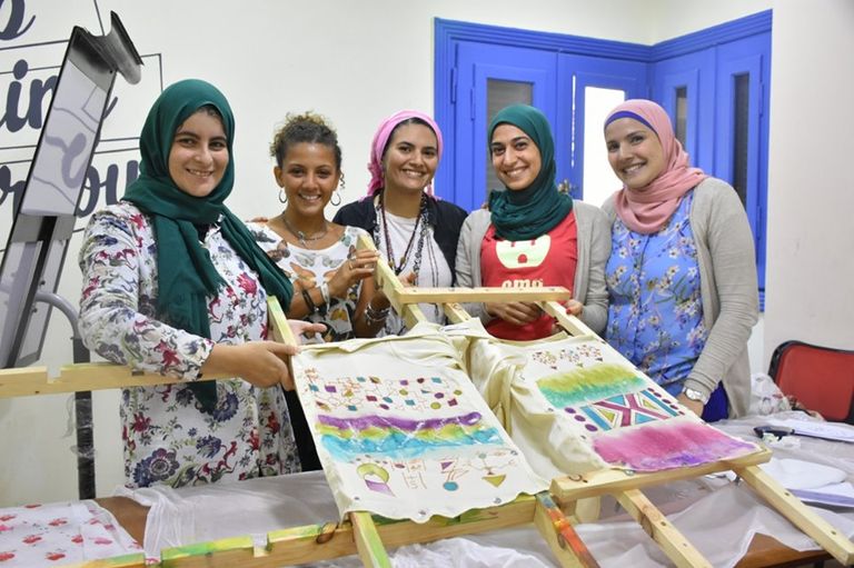 سمية أبوالعز مصممة أزياء صديقة البيئة