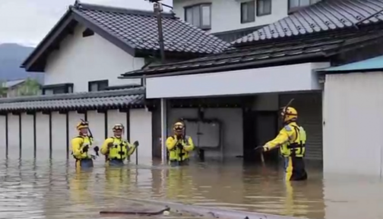 عمال الإنقاذ اليابانيون يبحثون عن ناجين