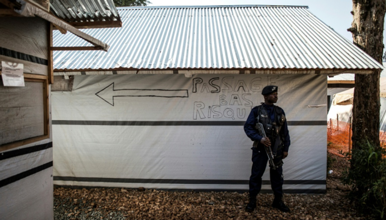 حارس أمام مركز لعلاج إيبولا في شرق الكونغو الديمقراطية
