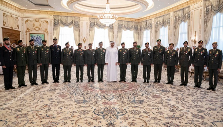الشيخ محمد بن زايد آل نهيان ومجموعة من الضباط المكرمين
