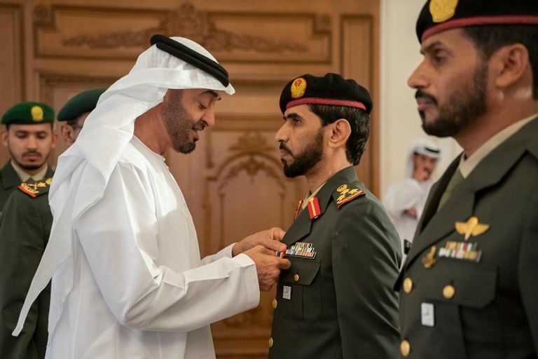 الشيخ محمد بن زايد آل نهيان ومجموعة من الضباط المكرمين