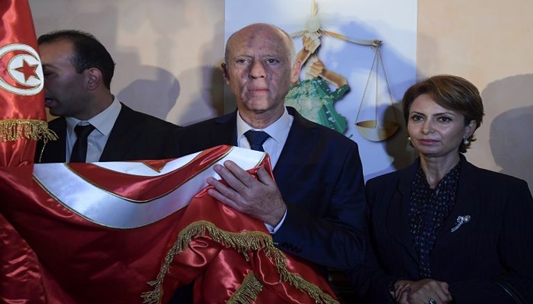 الرئيس التونسي الجديد يقبل علم بلاده عقب الفوز بالرئاسة