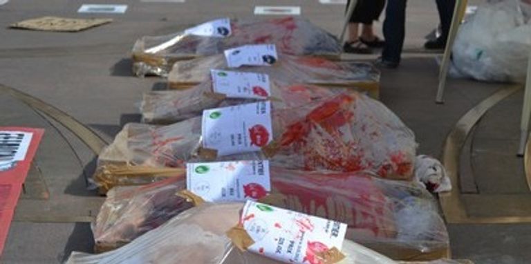 المتطوعون مغلفون وملطخون بالدماء