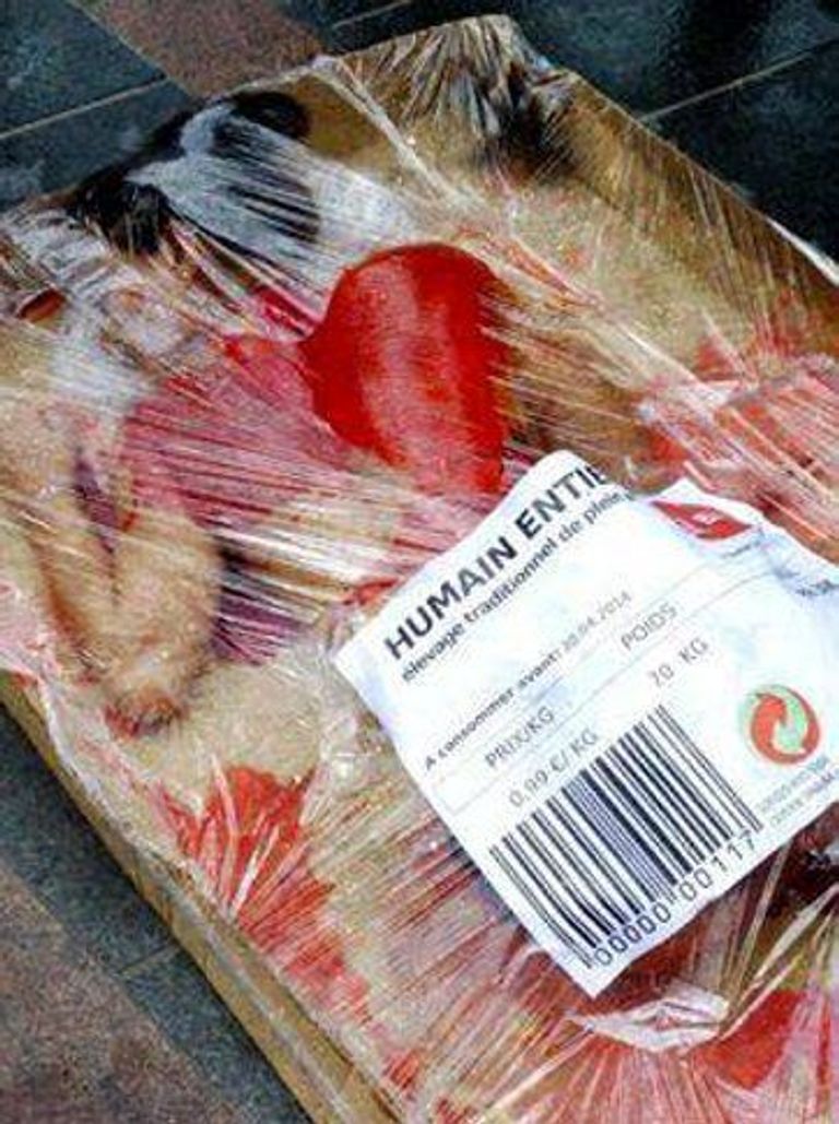 المتطوعون مغلفون وملطخون بالدماء