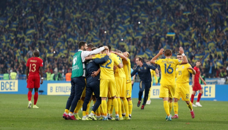 فرحة لاعبي أوكرانيا بعد التأهل