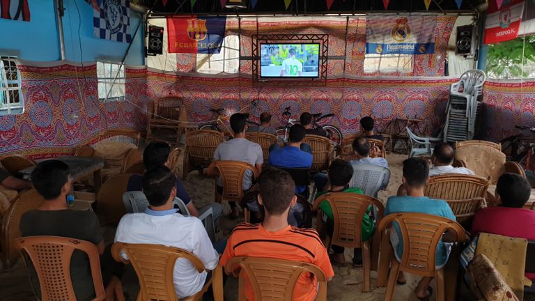 الجماهير في غزة تتابع لقاء فلسطين والسعودية فلسطين والسعودية