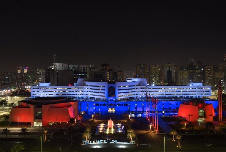 إضاءة معالم أبوظبي بألوان العلم الروسي ترحيبا بزيارة بوتين