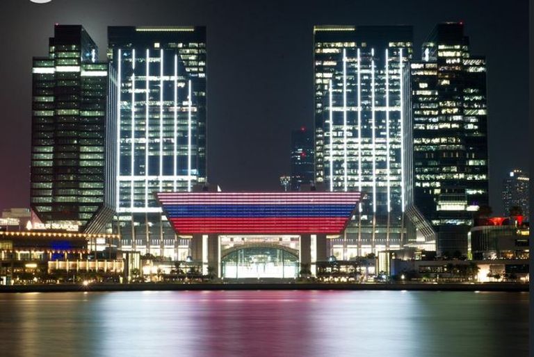 إضاءة معالم أبوظبي بألوان العلم الروسي ترحيبا بزيارة بوتين