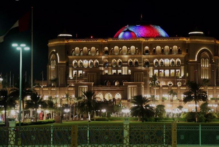 إضاءة معالم أبوظبي بألوان العلم الروسي ترحيبا بزيارة بوتين