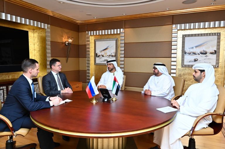 جانب من لقاء رئيس دائرة الطاقة في أبوظبي مع وزير الطاقة الروسي