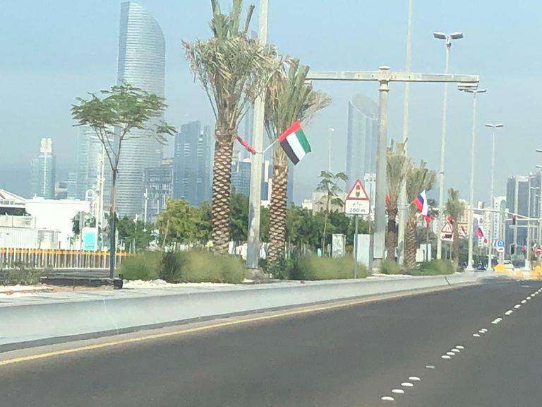 شوارع أبوظبي تتزين لاستقبال الرئيس الروسي
