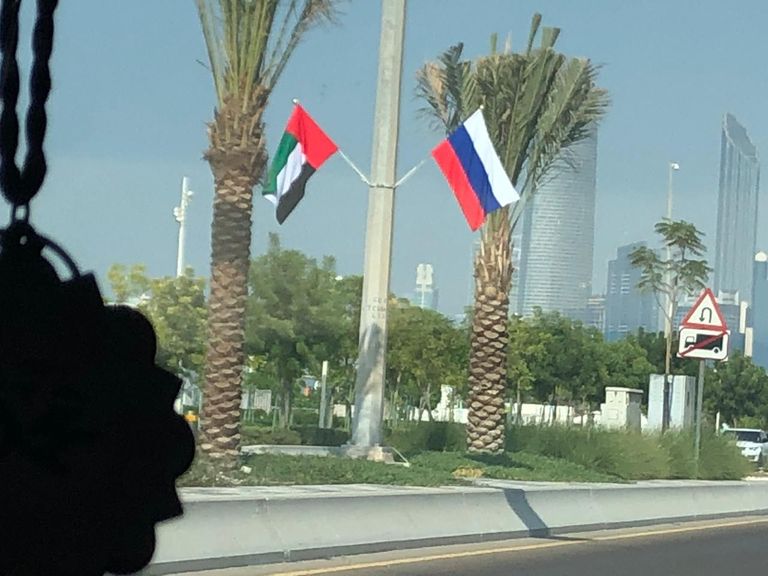 شوارع أبوظبي تتزين لاستقبال الرئيس الروسي