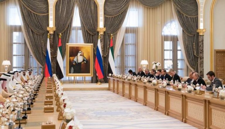 جلسة مباحثات بين الشيخ محمد بن زايد والرئيس الروسي بالقصر الرئاسي
