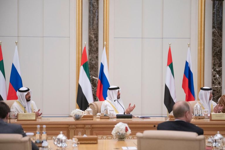 جلسة مباحثات بين الشيخ محمد بن زايد والرئيس الروسي بالقصر الرئاسي