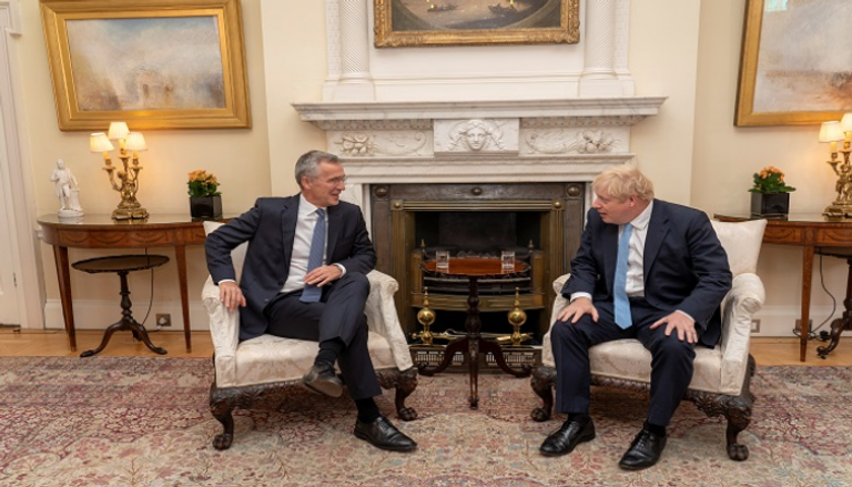 رئيس الوزراء البريطاني والأمين العام لحلف شمال الأطلسي - رويترز 