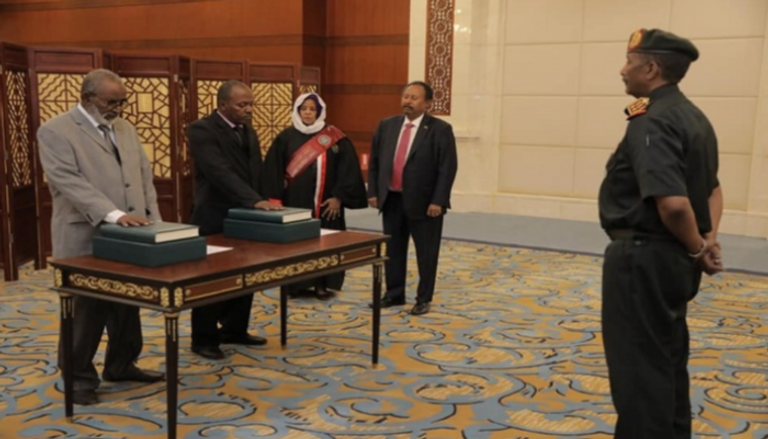 الوزيران يؤديان اليمين الدستورية أمام رئيس المجلس السيادي بالسودان
