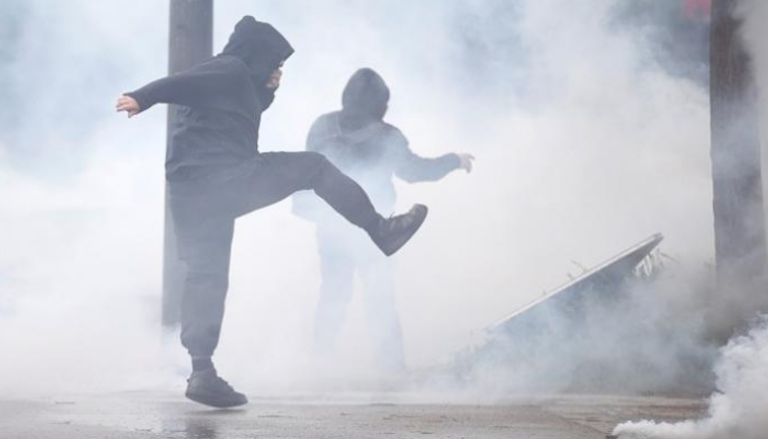 الشرطة الفرنسية تطلق الغاز المسيل للدموع على متظاهرين- أرشيفية 