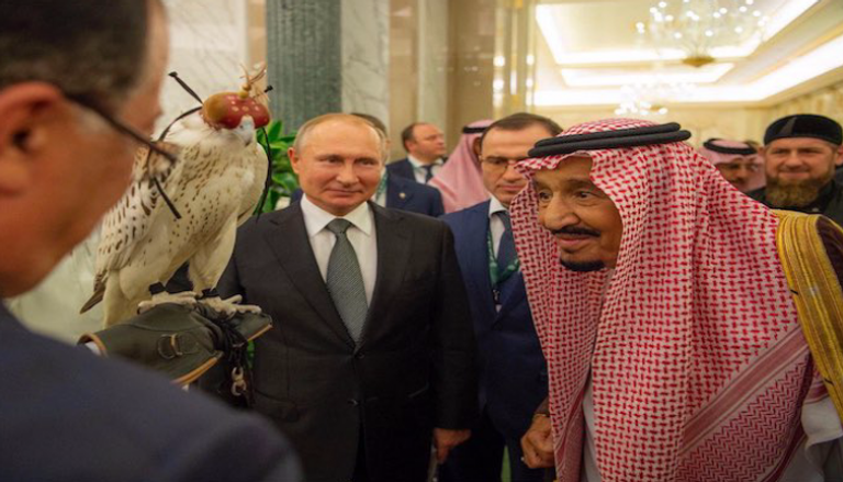 الرئيس الروسي يهدي خادم الحرمين الشريفين صقرا نادرا