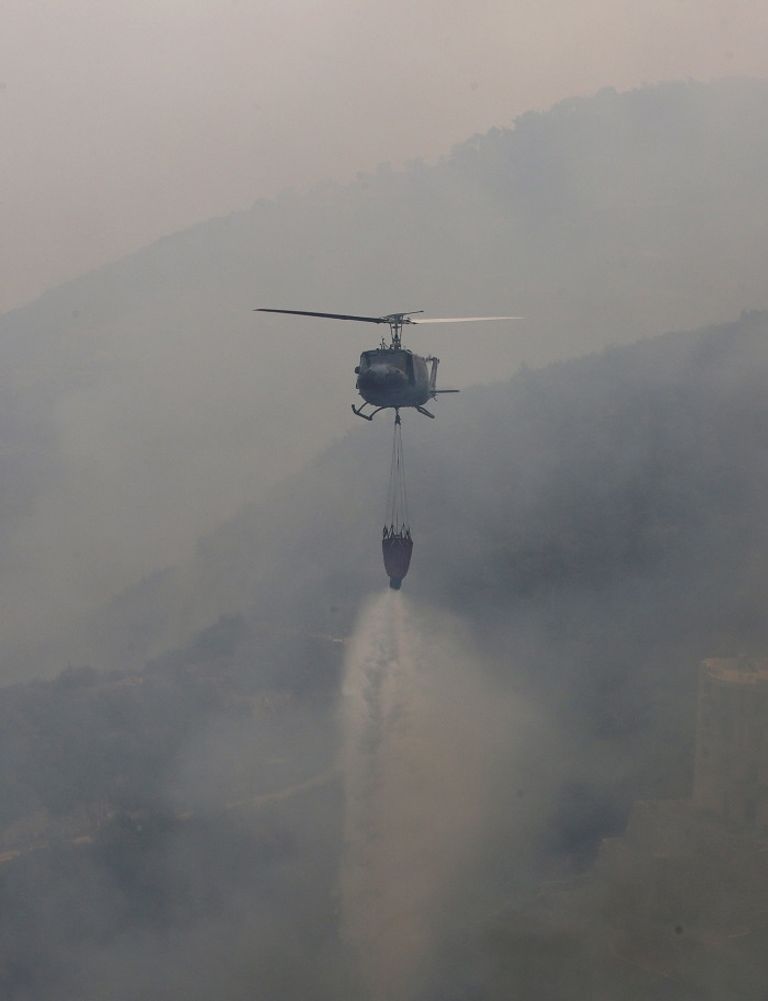 طائرة تشارك في جهود إخماد الحرائق في لبنان