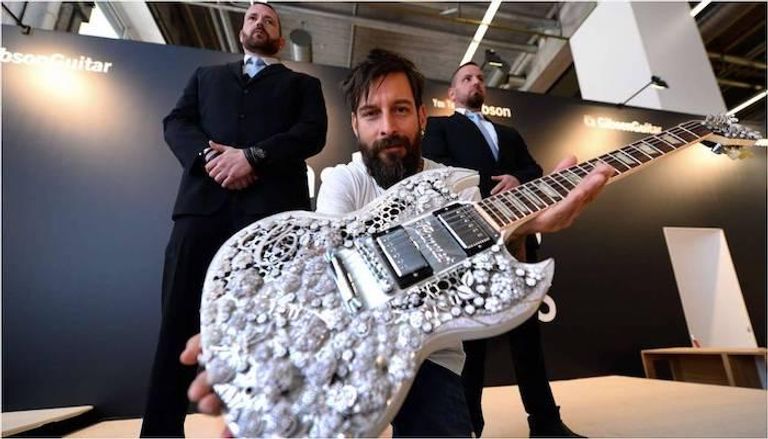 الجيتار الأغلى في العالم ضمن "معرض المجوهرات والساعات أبوظبي"