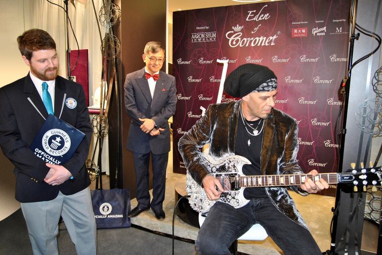 الجيتار الأغلى في العالم ضمن "معرض المجوهرات والساعات أبوظبي"