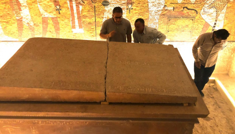  وزير الآثار المصري يتفقد مقبرة توت عنخ آمون