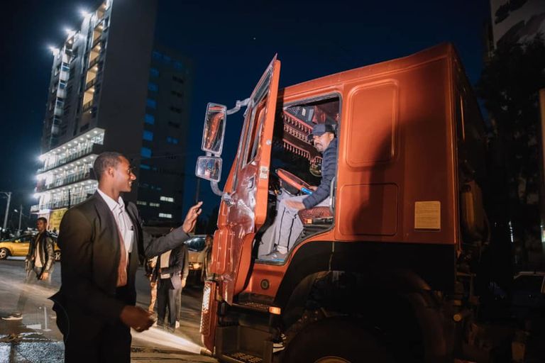 آبي أحمد يقود السيارة وسط مدينة أديس أبابا