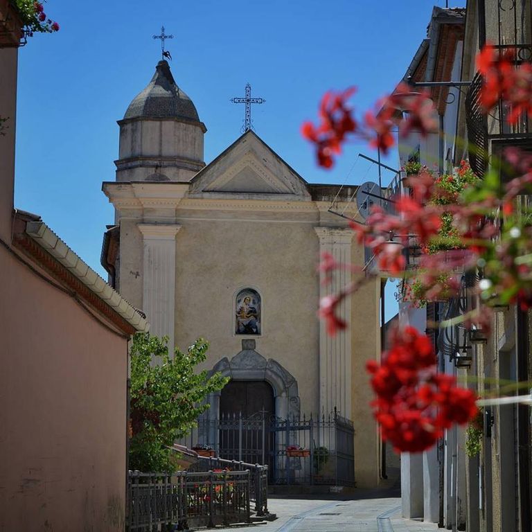 قرية برينديزي دي مونتانيا الإيطالية