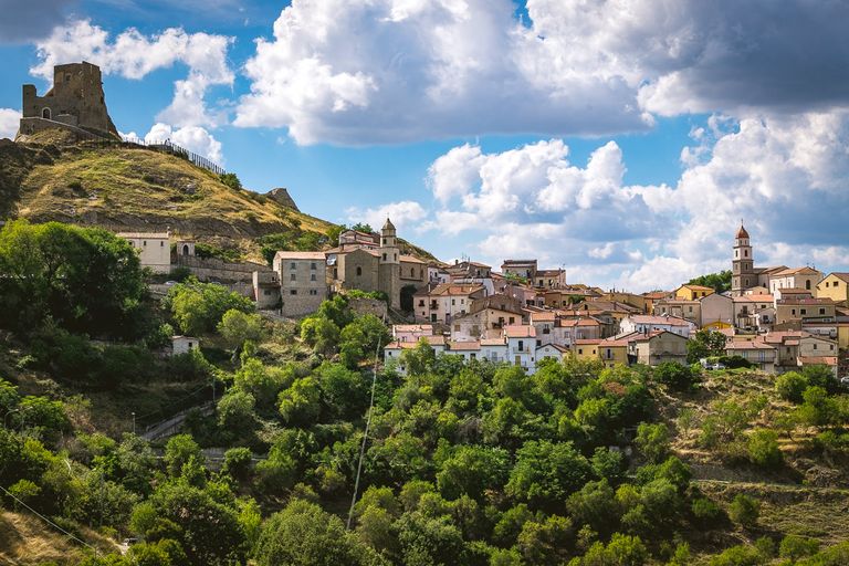 قرية برينديزي دي مونتانيا الإيطالية