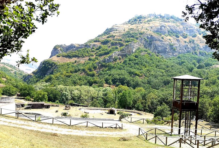 قرية برينديزي دي مونتانيا الإيطالية